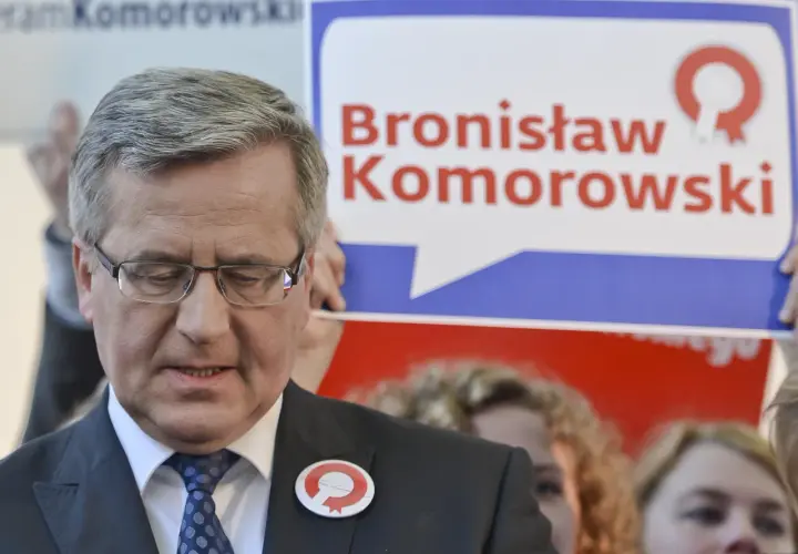 Bronisław Komorowski z plakietką i transparentem. Fani spekulują, dlaczego wraca do polityki.