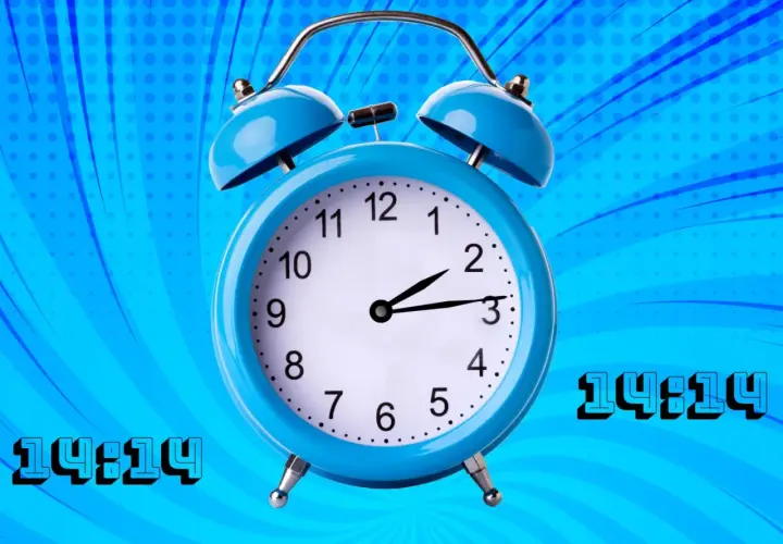 Reloj despertador azul con el número 14:14. El 1414 significado espiritual es una señal de cambio y nuevas oportunidades.