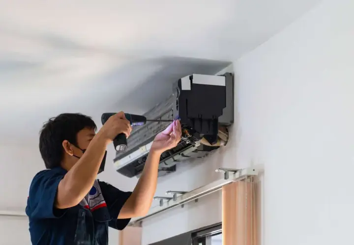 Técnico instala aire acondicionado, asegurando que no haya hielo ni problemas de enfriamiento.