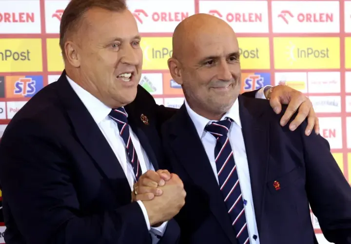 Sztab reprezentacji Polski w piłce nożnej: dwaj mężczyźni w garniturach, jeden z nich obejmuje drugiego.