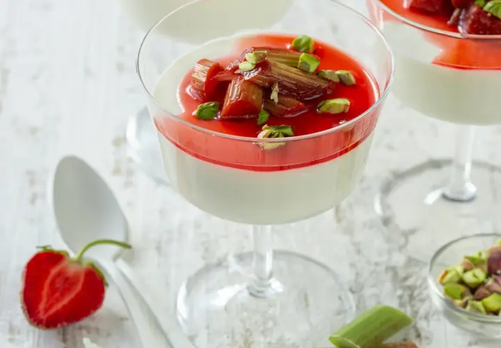 Panna cotta z rabarbarem i pistacjami. Idealny deser, gdy zastanawiasz się, co zrobić z rabarbaru.