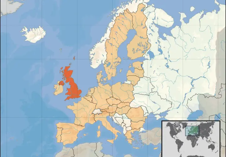 Mapa Europy z zaznaczoną Wielką Brytanią na pomarańczowo. Odpowiedź na pytanie: czy Wielka Brytania jest w Europie.
