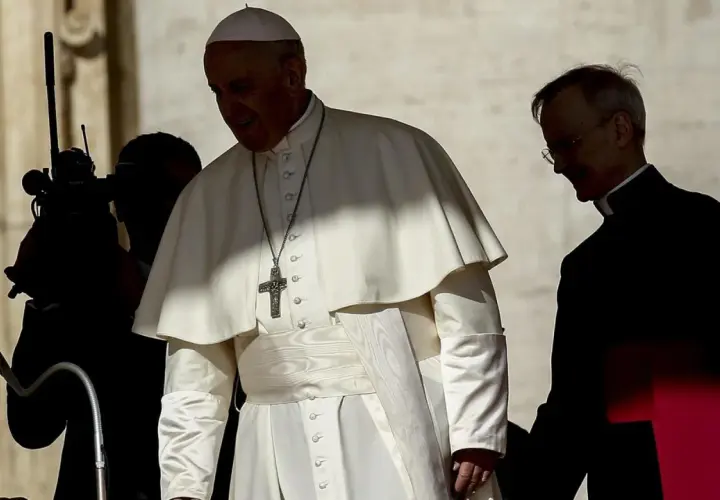 Papst Franziskus, der sich gegen Abtreibung ausspricht, geht mit einem Begleiter.