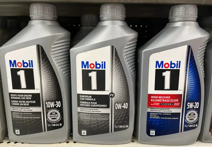Tres botellas de aceite Mobil 1. Una para entender la diferencia entre aceite mineral y sintético, otra para coches europeos y una para alto kilometraje.