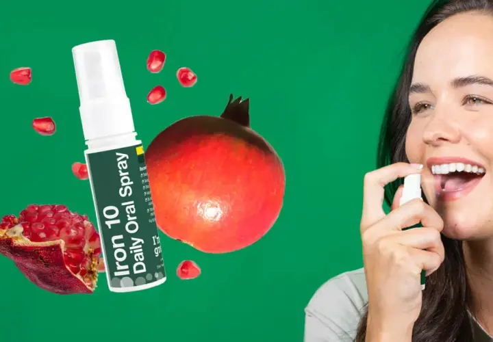 Mujer sonriente usa spray bucal de hierro con sabor a granada. ¡Adiós a las pastillas de hierro!