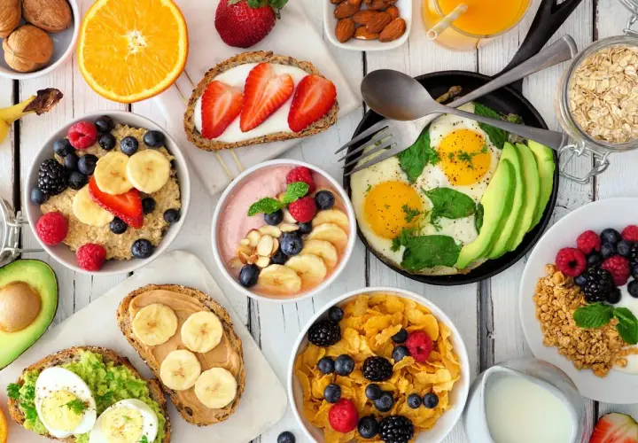 Mnóstwo inspiracji na zdrowe śniadanie: owsianka, jajka sadzone, tosty z awokado i masłem orzechowym, smoothie bowl, płatki z owocami.