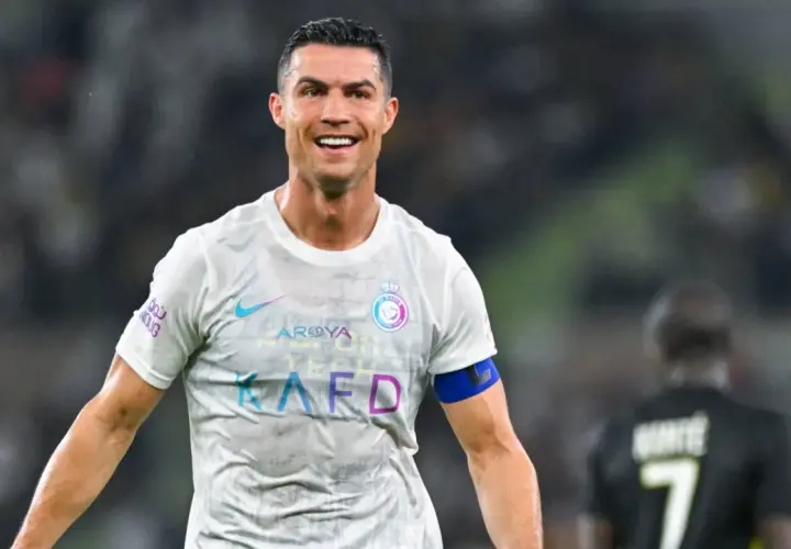 Uśmiechnięty Cristiano Ronaldo w białej koszulce Al Nassr. Ile goli strzelił Ronaldo? To pytanie nurtuje fanów na całym świecie.