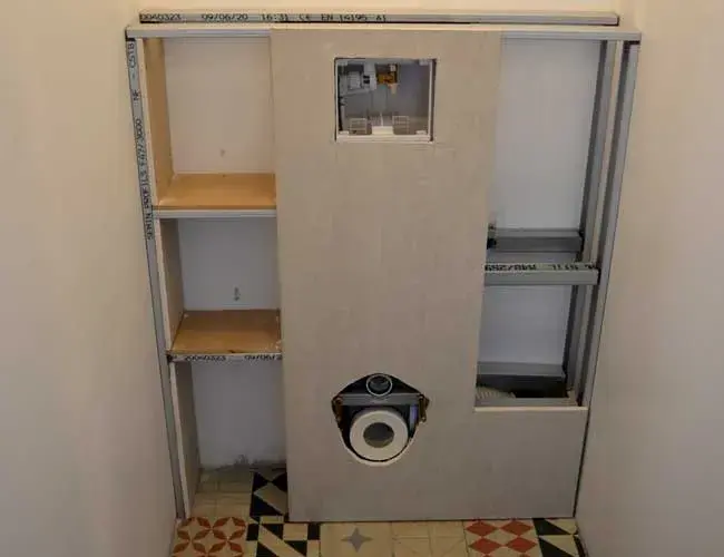 Construire un coffrage pour toilette suspendu : astuces et erreurs à éviter