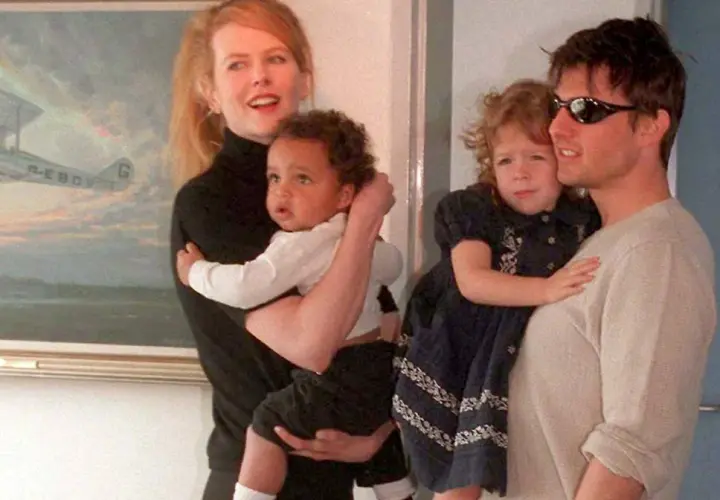 Nicole Kidman i Tom Cruise z dwójką dzieci. W tle obraz z samolotem.