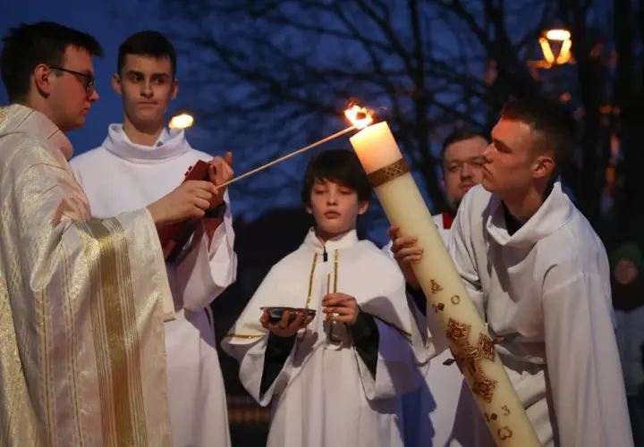 Czy liturgia wigilii paschalnej a msza w niedzielę - co musisz wiedzieć?