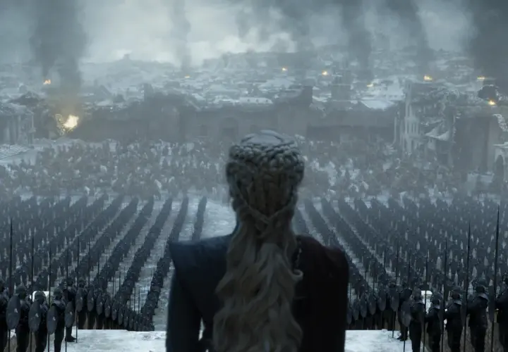 Drogon patrzy na zniszczone miasto, gdzie jego armia czeka na dalsze rozkazy. To może być zapowiedź kontynuacji gry o tron.