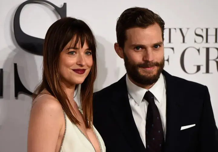 Dakota Johnson i Jamie Dornan, gwiazdy "50 twarzy Greya 4", pozują do zdjęć.