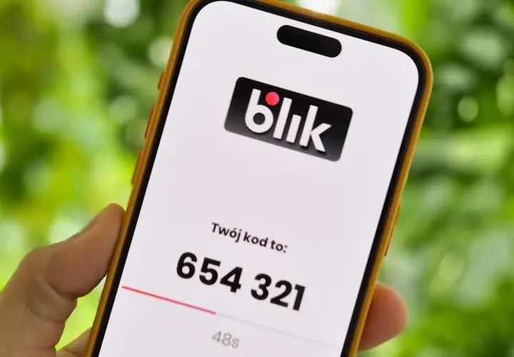 Telefon z aplikacją Blik, wyświetlający kod 654 321. Czas do wygaśnięcia kodu to 48 sekund. Mam nadzieję, że nie będzie problemów z płatnością.