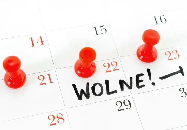 Kalendarz z zaznaczonymi dniami i napisem "Wolne!". Czerwone pinezki wskazują na dni wolne, zapowiadając nadchodzącą **przerwę świąteczną**.