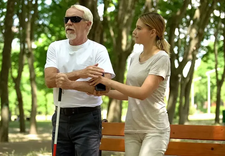 Jak prowadzić osobę niewidomą: szacunek i praktyczne porady