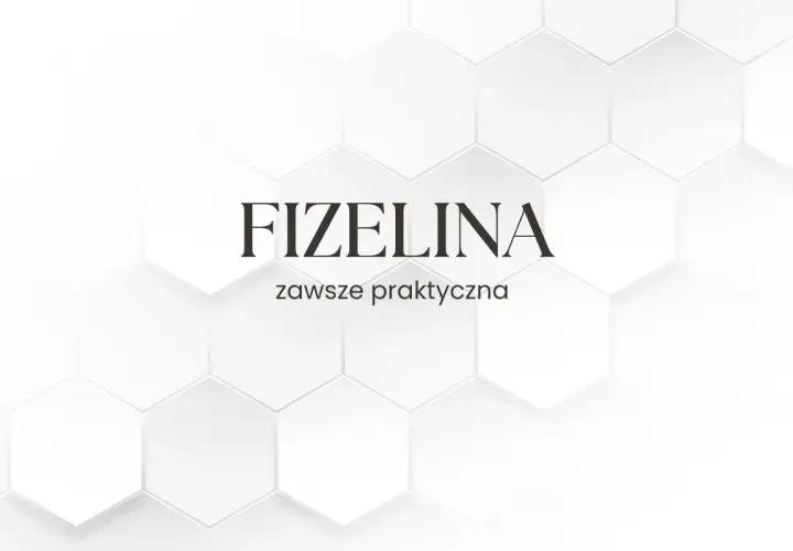 Fizelinę, czyli flizelinę, zawsze praktyczną, na tle białych heksagonów.