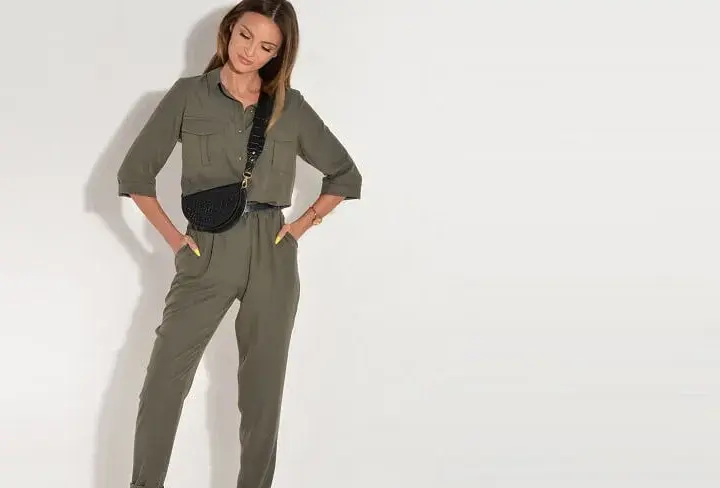 Jak stylizować kombinezon? Buty, dodatki, okrycia na każdą okazję
