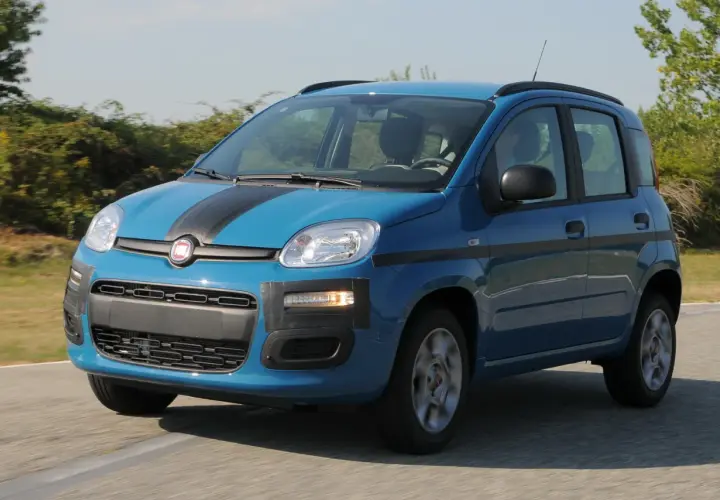 Fiat Panda Natural Power blu con strisce nere, in movimento su strada.