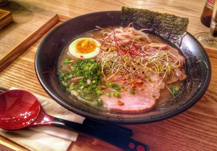 Ile kosztuje ramen w Polsce? Restauracja czy dom co się opłaca?