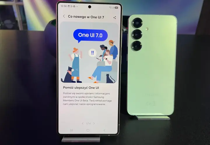 Jasny zielony Samsung obok telefonu z ekranem pokazującym "Co nowego w One UI 7.0".