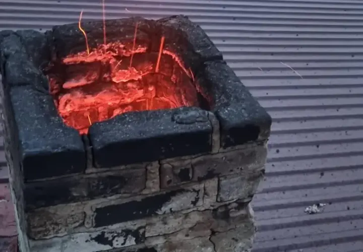 Piec rozgrzany do czerwoności, iskry lecą z komina. Pożar sadzy co robić? Wezwij straż pożarną!