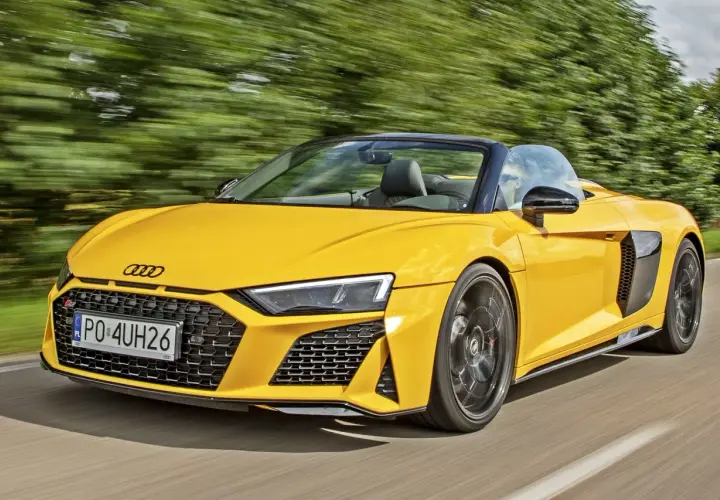 Żółte Audi R8 Spyder w ruchu. Sprawdź aktualną audi r8 cena i poczuj moc.