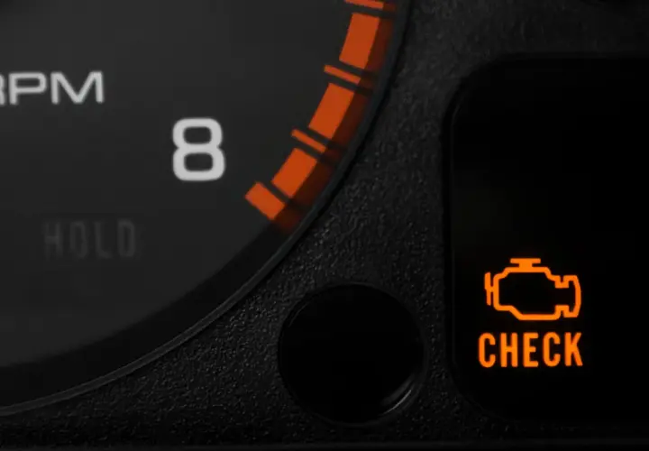 Pomarańczowa kontrolka "CHECK ENGINE" na desce rozdzielczej Citroena C4 Picasso sygnalizuje błąd silnika, konieczna naprawa.