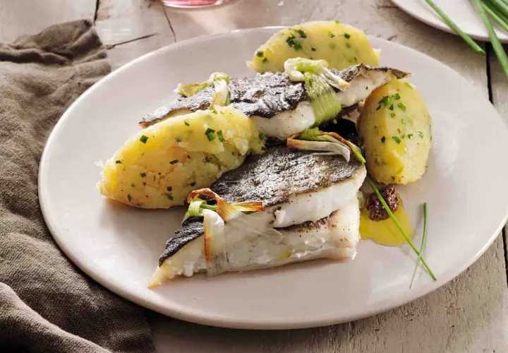 Rombo al forno con purè di patate e erbe aromatiche, un piatto raffinato e gustoso.