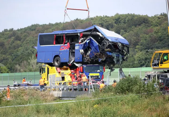 Wypadek autobusu w drodze do Medjugorie z Polski. Uszkodzony pojazd jest podnoszony przez dźwig.