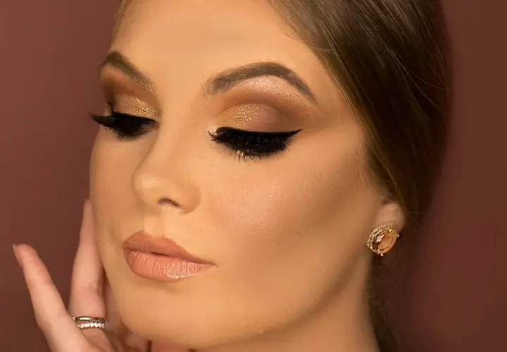Kobieta z makijażem oczu w stylu microblading a metoda piórkowa, błyszczące powieki, kreska i sztuczne rzęsy.