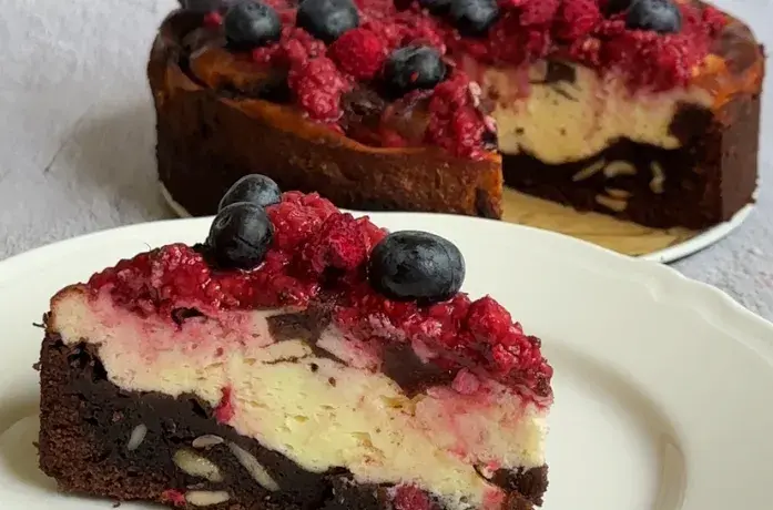 Sernikobrownies z malinami? Jak połączyć takie dwa desery w jeden?