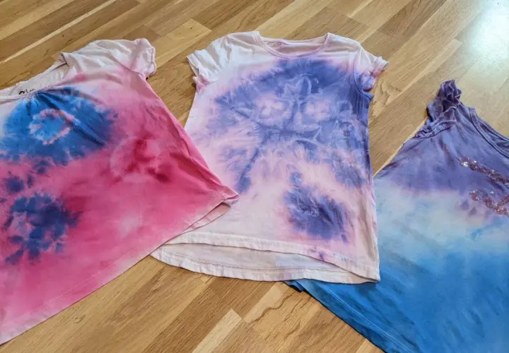 Batik-Shirts in Rosa, Lila und Blau, perfekt zum Batiken mit Kindern. Jedes Stück ein Unikat!