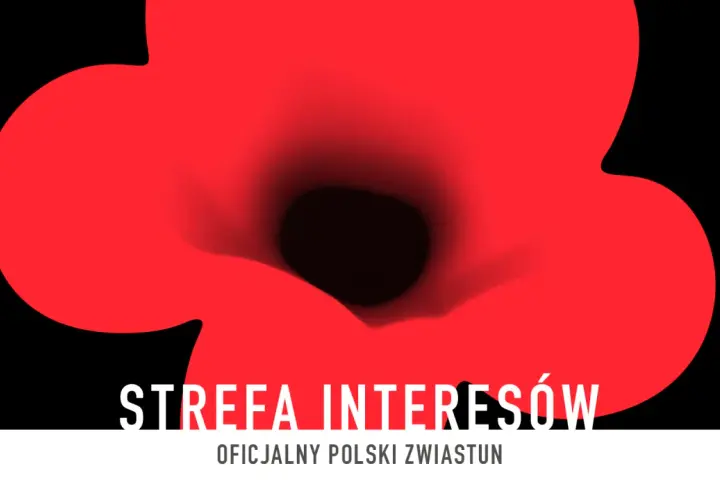 Czerwony mak na czarnym tle z białym napisem "STREFA INTERESÓW".