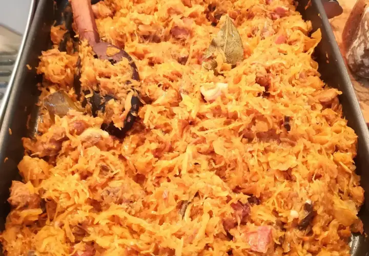 Tradycyjny polski bigos, przygotowany według przepisów mistrzów, kusi aromatem i bogactwem smaku. Idealny na rodzinne spotkania.