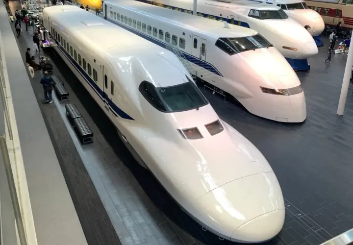 Białe pociągi Shinkansen, symbol prędkość pendolino, stoją obok siebie w muzeum.
