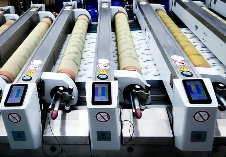 Lignes de machines industrielles pour l'impression rotative, avec des rouleaux et des écrans tactiles.