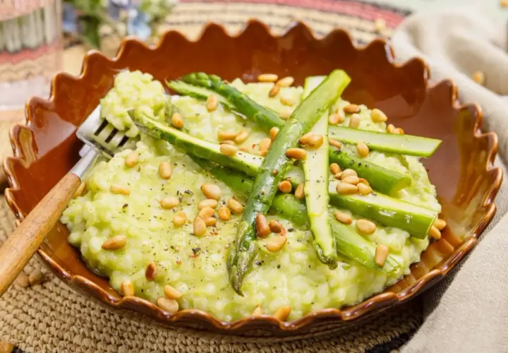 Un délicieux risotto aux asperges facile et rapide, garni de pignons de pin croquants.