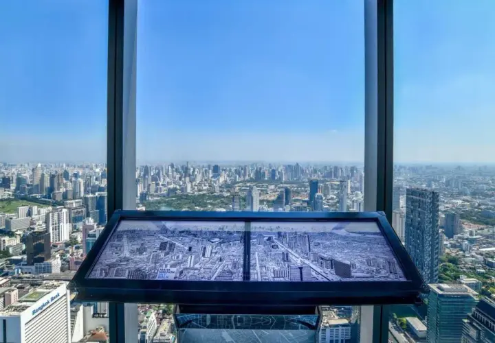 Blick vom Mahanakhon Skywalk auf Bangkok. Eine Karte der Stadt liegt auf einem Tisch.