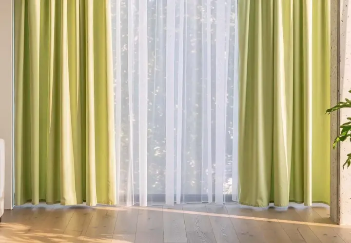 Helle, grüne Gardinen und zarte weiße Stores schaffen eine luftige Atmosphäre. Verschiedene Gardinen Arten für ein stilvolles Zuhause.