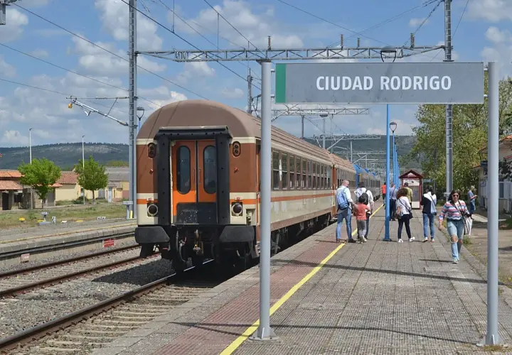 Estación de tren de Ciudad Rodrigo. Gente esperando el tren en el andén.