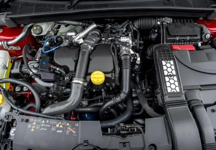 Silnik 1.5 dCi w samochodzie, z widocznymi elementami układu dolotowego i turbosprężarki.