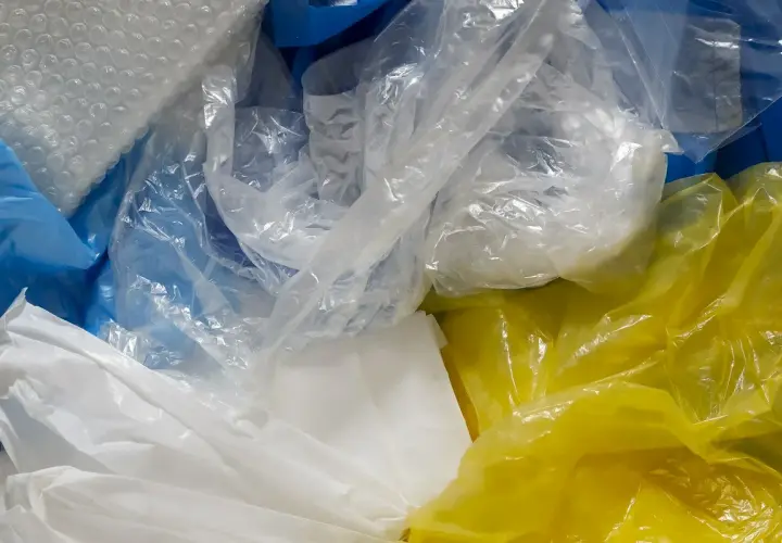 Stosy folii, w tym folia bąbelkowa, białe i żółte worki. To wszystko polietylen, co to za materiał?