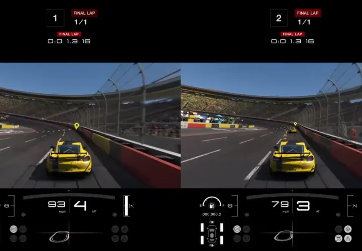 Zwei Ansichten im Gran Turismo 7 Split Screen Modus: Gelbe Sportwagen auf einer Rennstrecke, letzter Umlauf.