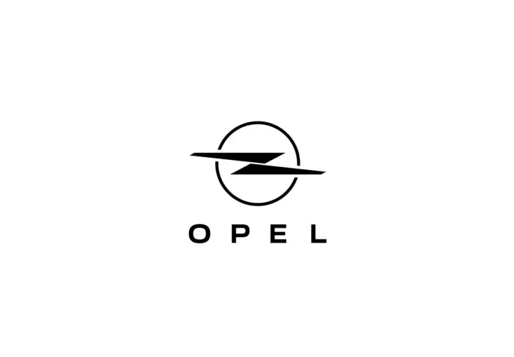 Czarny symbol błyskawicy w okręgu, poniżej napis OPEL.