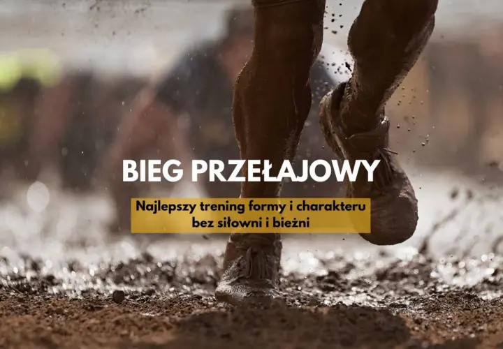 Bieg przełajowy przez błoto. Nogi w brudnych butach przebijają się przez mokrą ziemię, tworząc rozpryski.