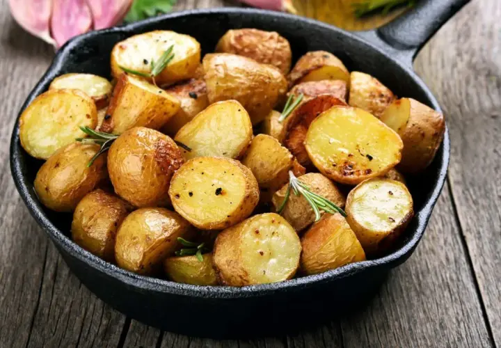 Papas al horno doradas y crujientes, perfectas para acompañar cualquier plato. ¡Una de las mejores papas al horno recetas!