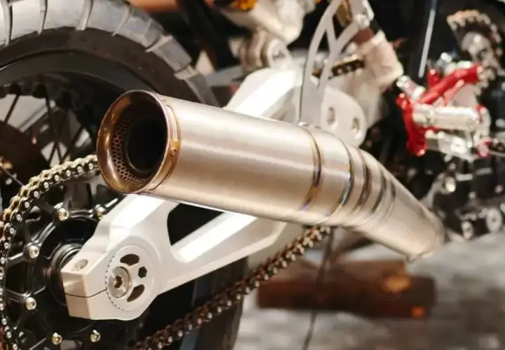 Detalle de escape de moto. Para saber si un escape está homologado, busca marcas o sellos en el propio escape.