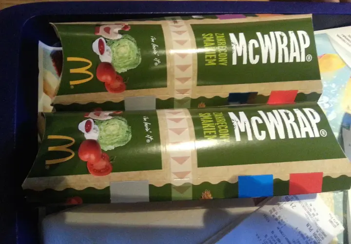 Dwa McWrap bekon deluxe, każdy z soczystym bekonem, świeżą sałatą i pomidorami. Idealna cena za ten smak!
