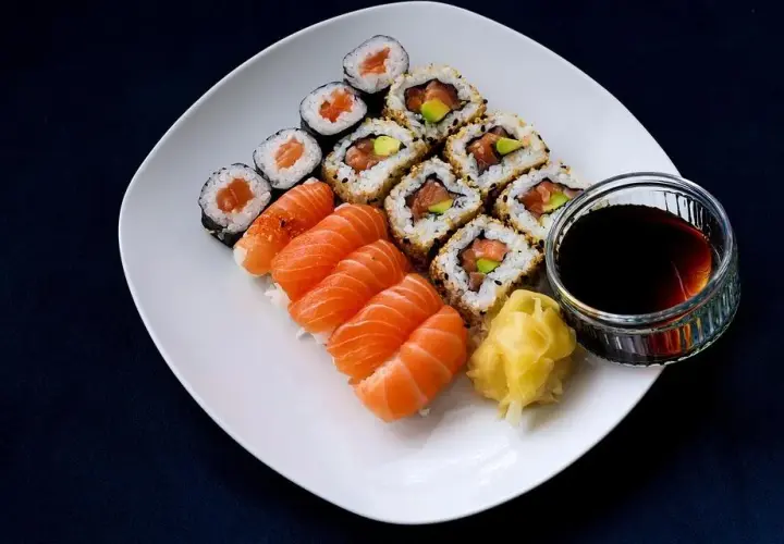 Ile sushi na osobę? Zamów idealną ilość i uniknij błędów!