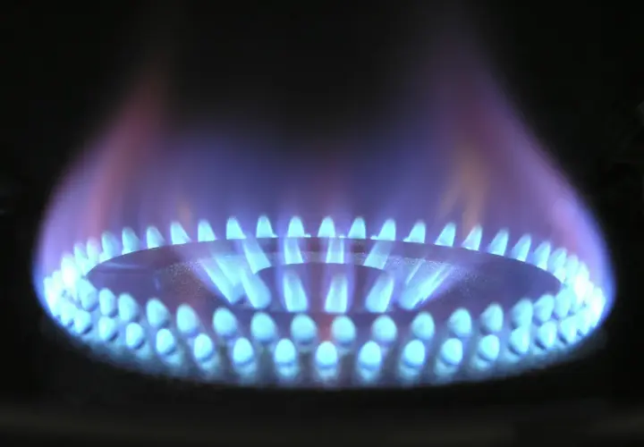 Fiamma blu su fornello a gas, che illumina la cucina. Un esempio di combustione efficiente di gpl metano.